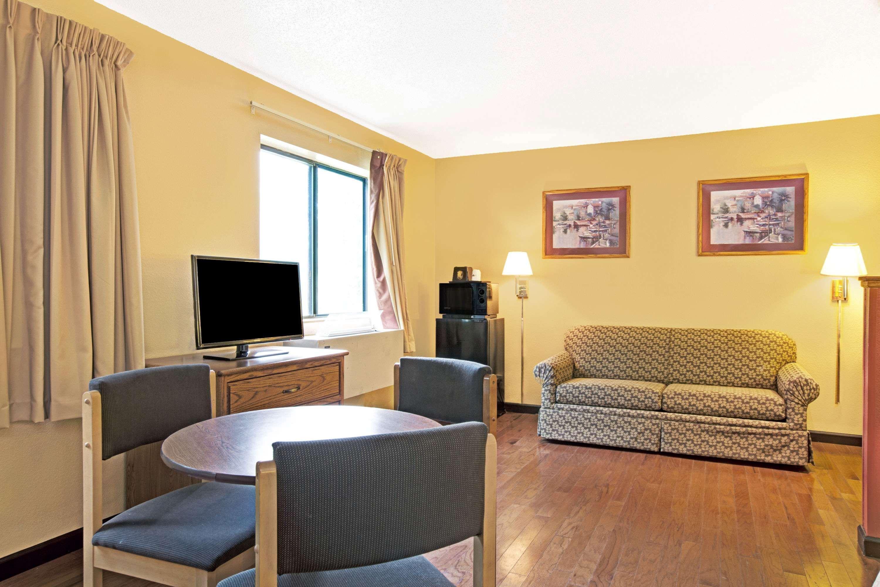 Super 8 By Wyndham Baltimore/Essex Area Luaran gambar